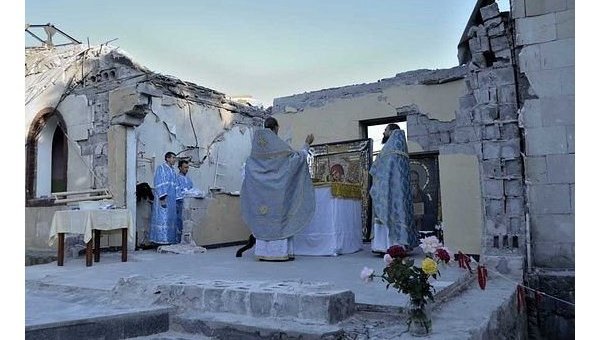 Православные Донбасса молятся на руинах своих храмов Православные Донбасса молятся на руинах своих храмов
