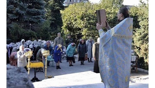 Православные Донбасса молятся на руинах своих храмов Православные Донбасса молятся на руинах своих храмов