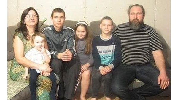 Православные Донбасса молятся на руинах своих храмов Православные Донбасса молятся на руинах своих храмов