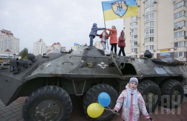 "Азов" показал киевлянам боевые трофеи из зоны АТО - военную технику РФ "Азов" показал киевлянам боевые трофеи из зоны АТО - военную технику РФ