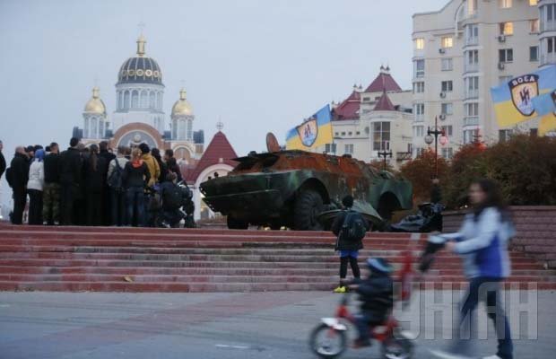 "Азов" показал киевлянам боевые трофеи из зоны АТО - военную технику РФ "Азов" показал киевлянам боевые трофеи из зоны АТО - военную технику РФ