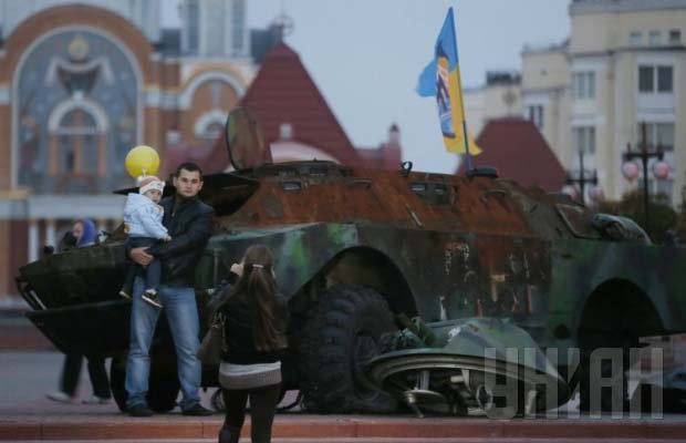 "Азов" показал киевлянам боевые трофеи из зоны АТО - военную технику РФ "Азов" показал киевлянам боевые трофеи из зоны АТО - военную технику РФ