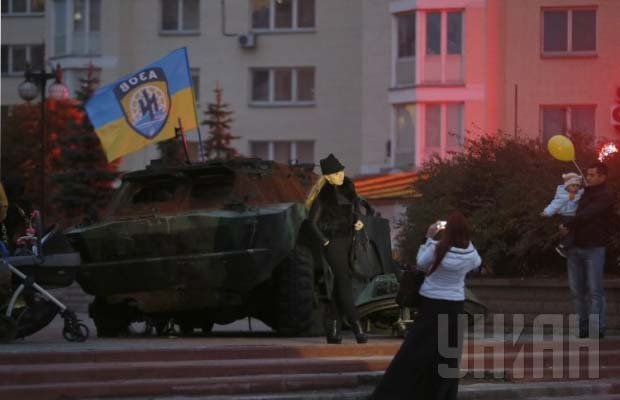 "Азов" показал киевлянам боевые трофеи из зоны АТО - военную технику РФ "Азов" показал киевлянам боевые трофеи из зоны АТО - военную технику РФ