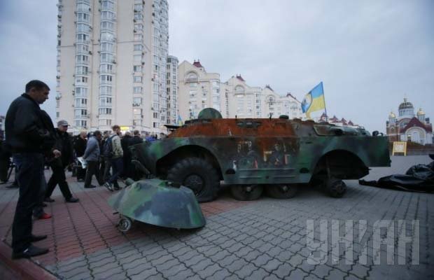 "Азов" показал киевлянам боевые трофеи из зоны АТО - военную технику РФ "Азов" показал киевлянам боевые трофеи из зоны АТО - военную технику РФ