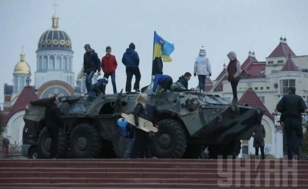 "Азов" показал киевлянам боевые трофеи из зоны АТО - военную технику РФ "Азов" показал киевлянам боевые трофеи из зоны АТО - военную технику РФ