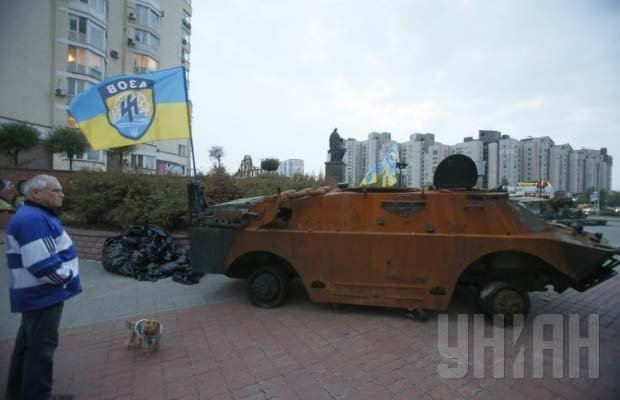 "Азов" показал киевлянам боевые трофеи из зоны АТО - военную технику РФ "Азов" показал киевлянам боевые трофеи из зоны АТО - военную технику РФ