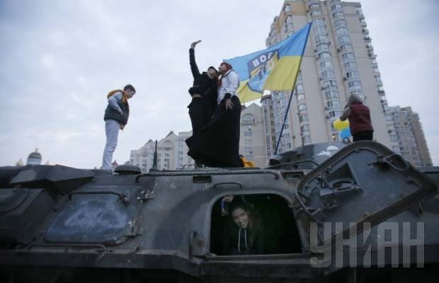 "Азов" показал киевлянам боевые трофеи из зоны АТО - военную технику РФ "Азов" показал киевлянам боевые трофеи из зоны АТО - военную технику РФ