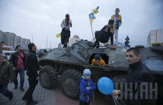 "Азов" показал киевлянам боевые трофеи из зоны АТО - военную технику РФ "Азов" показал киевлянам боевые трофеи из зоны АТО - военную технику РФ