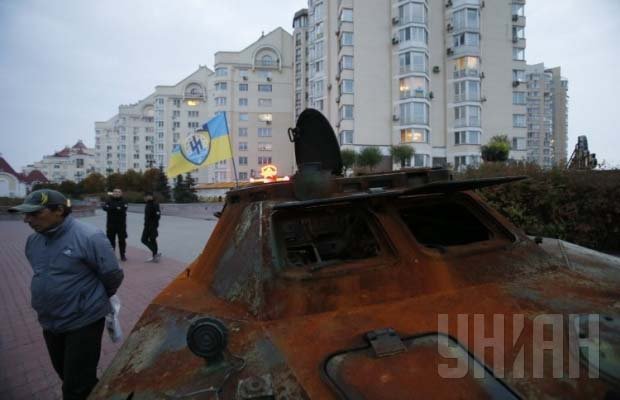 "Азов" показал киевлянам боевые трофеи из зоны АТО - военную технику РФ "Азов" показал киевлянам боевые трофеи из зоны АТО - военную технику РФ