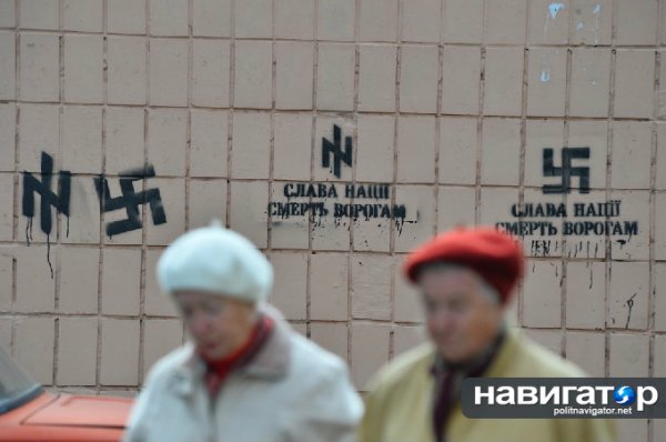 Киев наводнила свастика