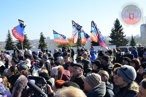 В Донецке почтили память погибших воинов-героев В Донецке почтили память погибших воинов-героев