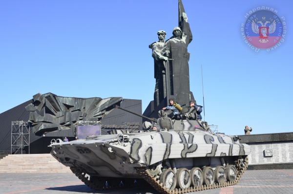 В Донецке почтили память погибших воинов-героев В Донецке почтили память погибших воинов-героев