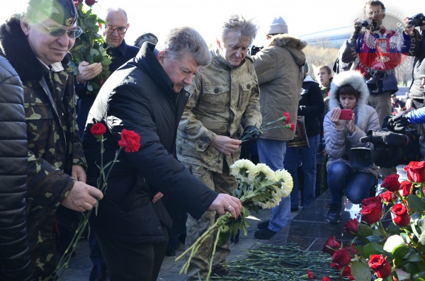 В Донецке почтили память погибших воинов-героев В Донецке почтили память погибших воинов-героев