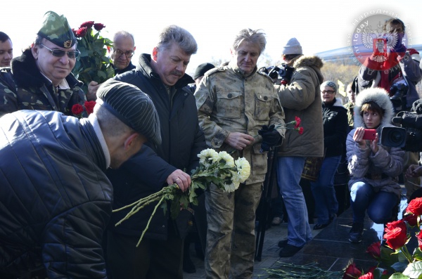 В Донецке почтили память погибших воинов-героев В Донецке почтили память погибших воинов-героев