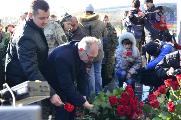 В Донецке почтили память погибших воинов-героев В Донецке почтили память погибших воинов-героев