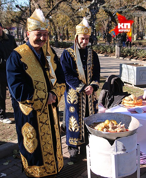 Как в ДНР день единства народов праздновали: национальные кухни, украинские песни и дерево желаний Как в ДНР день единства народов праздновали: национальные кухни, украинские песни и дерево желаний