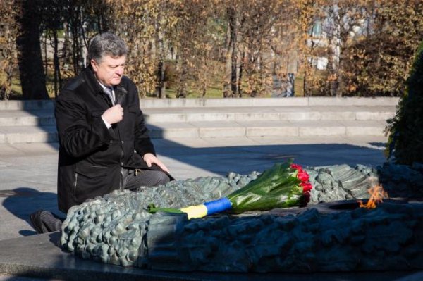 Петя-кровавый перекрестился и спел гимн Украины перед могилой Неизвестного солдата и пообещал победу в «Отечественной войне 2014 года» Петя-кровавый перекрестился и спел гимн Украины перед могилой Неизвестного солдата и пообещал победу в «Отечественной войне 2014 года»