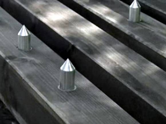 В Лондоне борются с бомжами с помощью шипов В Лондоне борются с бомжами с помощью шипов