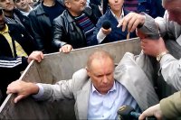 Смешали с мусором