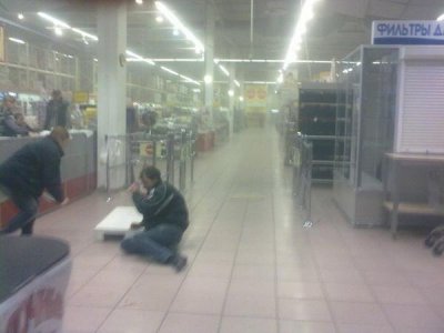 При обстреле донецкого супермаркета ранены дети