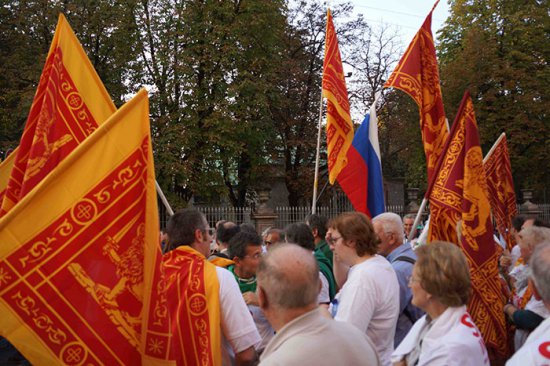 Мощный митинг против политики санкций и в поддержку политики России прошел в Милане