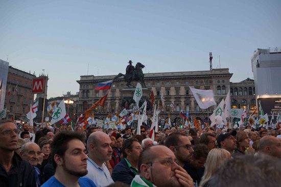 Мощный митинг против политики санкций и в поддержку политики России прошел в Милане