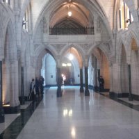 В центре Оттавы открыли стрельбу