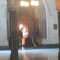 В центре Оттавы открыли стрельбу