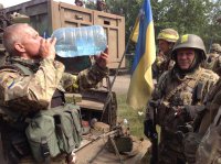 Бойцы, которые выбрались из окружения на 32 блокпосту: у нас не было ничего, воду давали ополченцы
