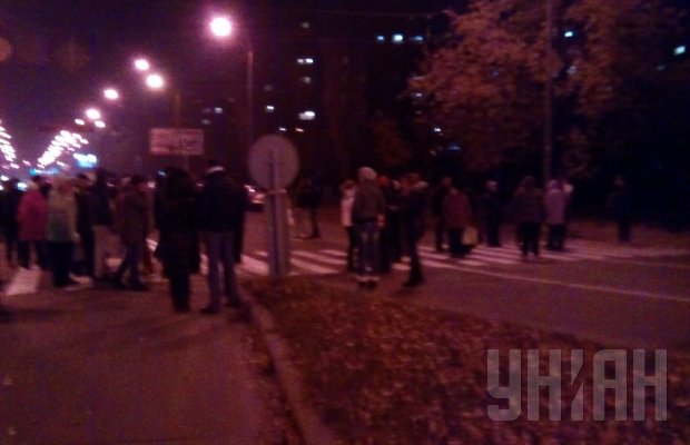 В Киеве жители Оболони перекрыли дорогу, требуя включить отопление В Киеве жители Оболони перекрыли дорогу, требуя включить отопление