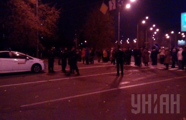 В Киеве жители Оболони перекрыли дорогу, требуя включить отопление В Киеве жители Оболони перекрыли дорогу, требуя включить отопление