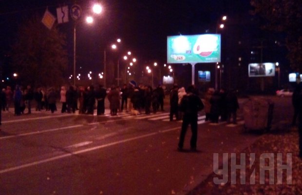 В Киеве жители Оболони перекрыли дорогу, требуя включить отопление В Киеве жители Оболони перекрыли дорогу, требуя включить отопление