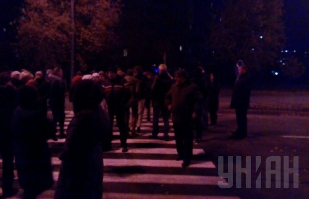 В Киеве жители Оболони перекрыли дорогу, требуя включить отопление В Киеве жители Оболони перекрыли дорогу, требуя включить отопление