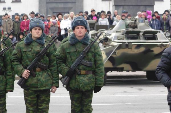 В Луганске торжественно вручили боевое знамя новому подразделению В Луганске торжественно вручили боевое знамя новому подразделению