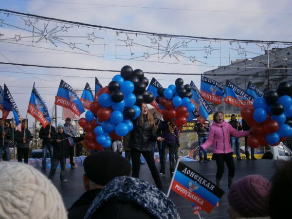 В Донецке на площади Ленина начался концерт В Донецке на площади Ленина начался концерт
