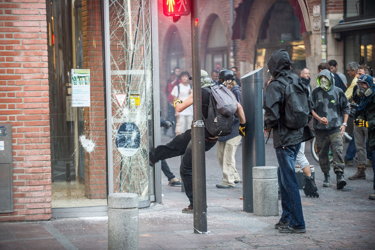 Массовые беспорядки прошли во Франции из-за убийства эколога Массовые беспорядки прошли во Франции из-за убийства эколога