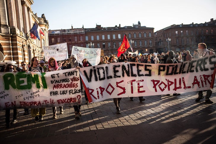 Массовые беспорядки прошли во Франции из-за убийства эколога Массовые беспорядки прошли во Франции из-за убийства эколога
