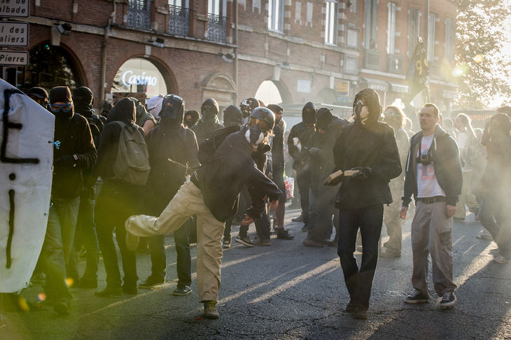 Массовые беспорядки прошли во Франции из-за убийства эколога Массовые беспорядки прошли во Франции из-за убийства эколога