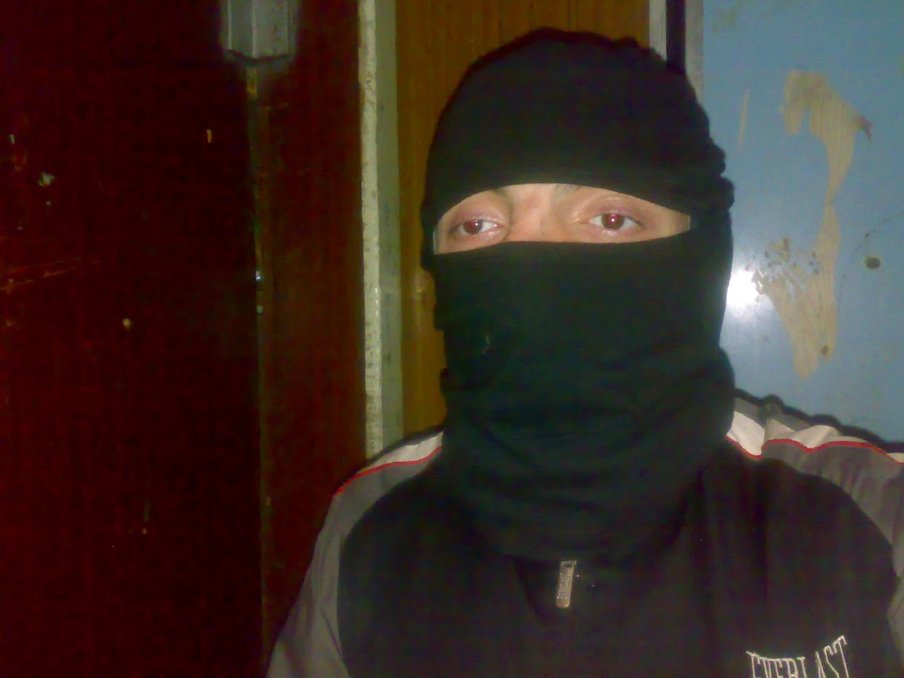 Хотите глянуть что скрывается под маской бравого диванного бойца? Хотите глянуть что скрывается под маской бравого диванного бойца?