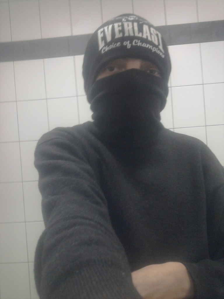 Хотите глянуть что скрывается под маской бравого диванного бойца? Хотите глянуть что скрывается под маской бравого диванного бойца?