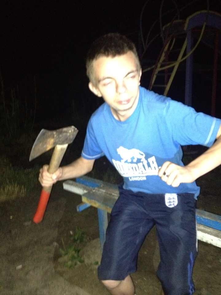 Хотите глянуть что скрывается под маской бравого диванного бойца? Хотите глянуть что скрывается под маской бравого диванного бойца?