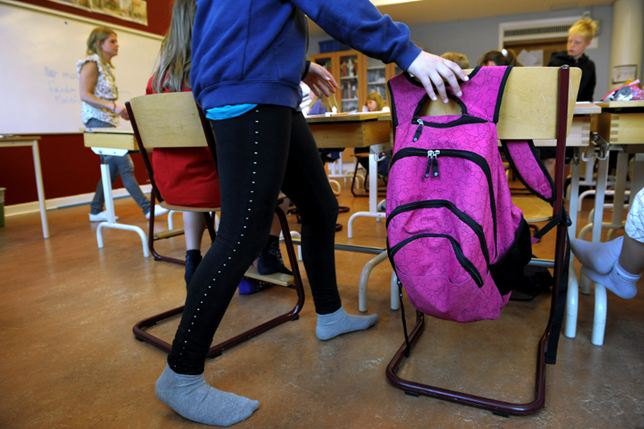 Плакат с "диктатором Путиным" и свастикой на стене в шведской школе