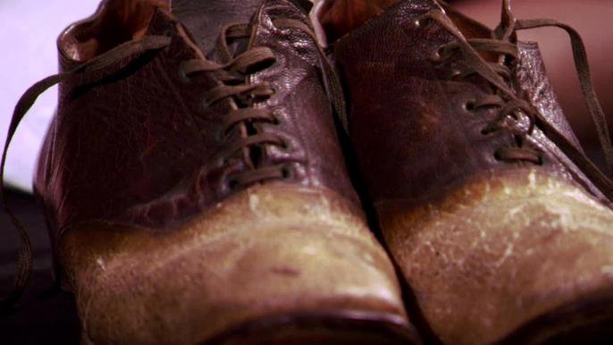 Обувь и бумажник из кожи человека (16+)