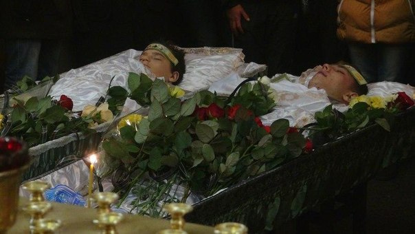 Донецк прощается с погибшими школьниками Донецк прощается с погибшими школьниками