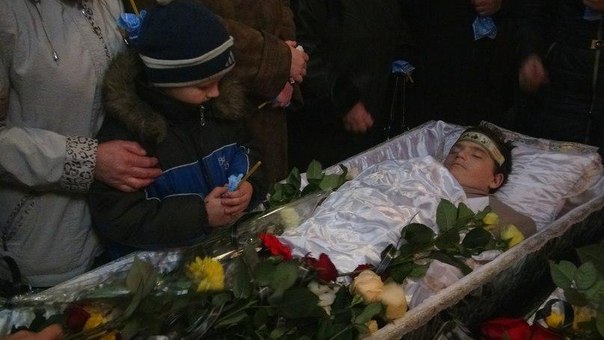 Донецк прощается с погибшими школьниками Донецк прощается с погибшими школьниками