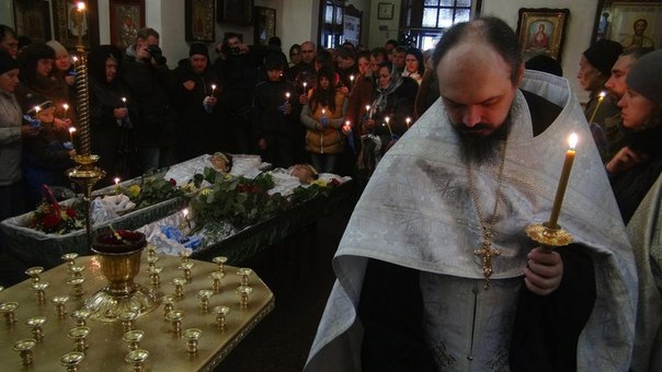 Донецк прощается с погибшими школьниками Донецк прощается с погибшими школьниками