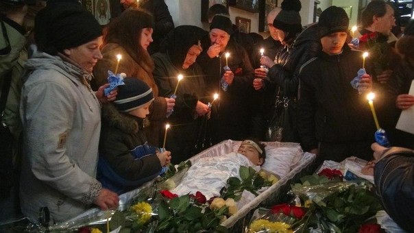 Донецк прощается с погибшими школьниками Донецк прощается с погибшими школьниками