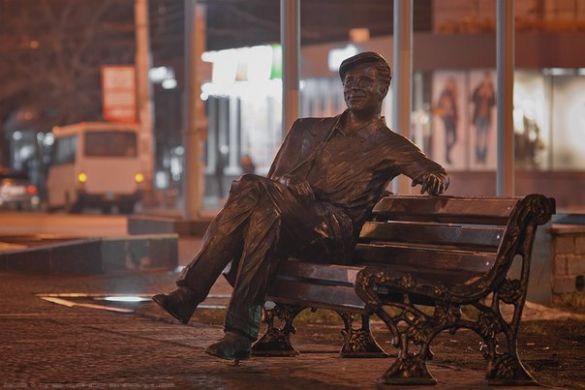 В Запорожье нацисты уничтожили памятник герою фильма «Весна на Заречной улице»... В Запорожье нацисты уничтожили памятник герою фильма «Весна на Заречной улице»...