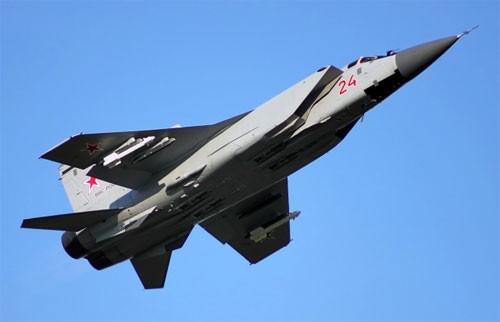 Истребитель МИГ-31БМ расчищает дорогу для стратегических бомбардировщиков ТУ-95 Истребитель МИГ-31БМ расчищает дорогу для стратегических бомбардировщиков ТУ-95