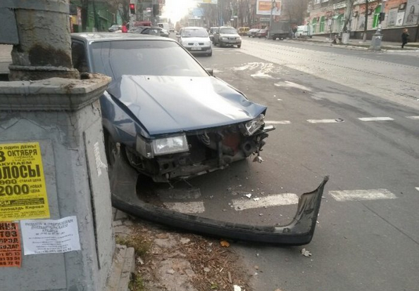 В центре Мариуполя оккупанты устроили тройное ДТП и скрылись В центре Мариуполя оккупанты устроили тройное ДТП и скрылись
